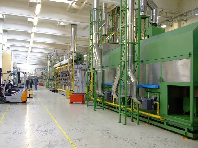 Maquinaria y líneas de producción dentro de una planta industrial