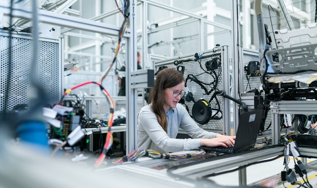 Técnico trabajando en mantenimiento edilicio