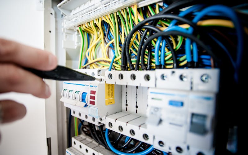 Técnico trabajando en tablero eléctrico