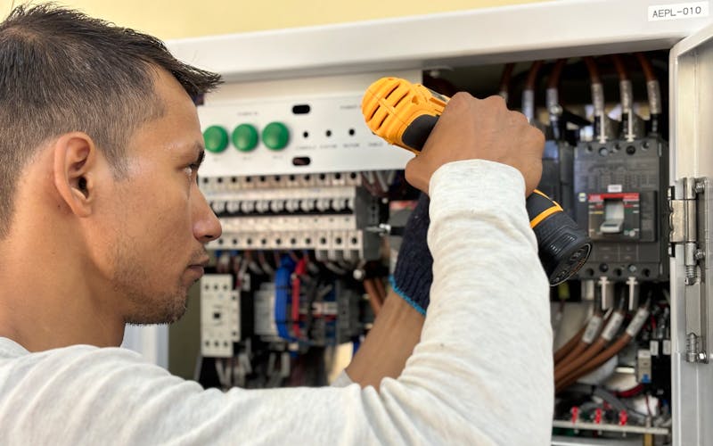 Mantenimiento de panel eléctrico industrial