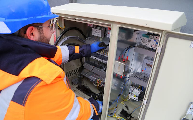 Electricista en instalación de equipos eléctricos